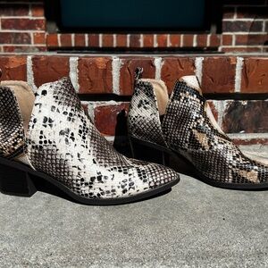 LOLA Journee Collection Snake-Print Ankle Booties Point Toe sz 9 box WORN ONCE